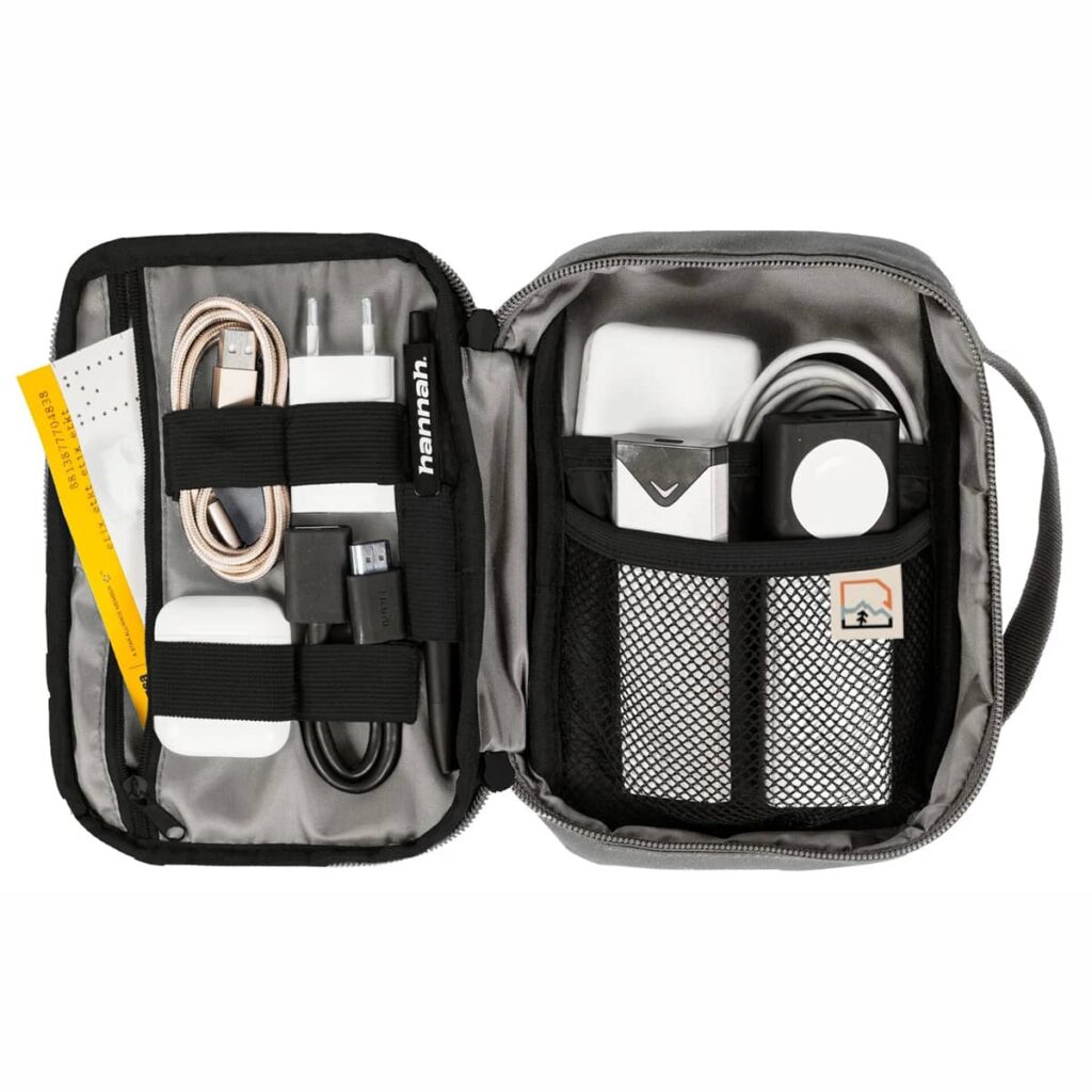 Hannah-travelcase-silver-open fyldt rejsetaske